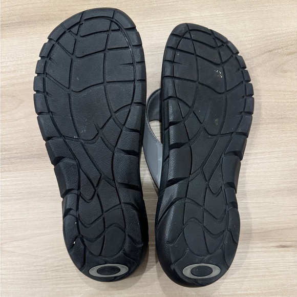Men’s Oakley size 11 Thong sandals grey and black like new Super Coil 2.0 - Picture 4 of 5